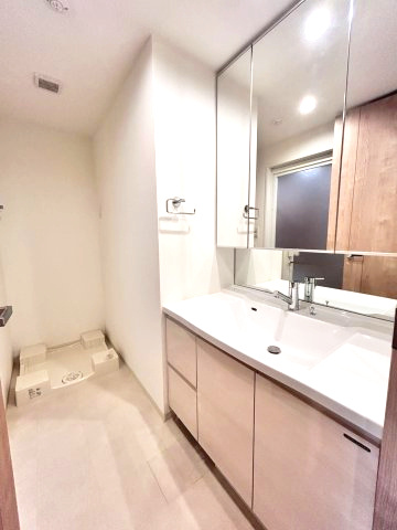 アンビシャス上尾の独立洗面台|三面鏡で裏に収納が出来るので、洗面台周りをすっきりとお使いいただけます。