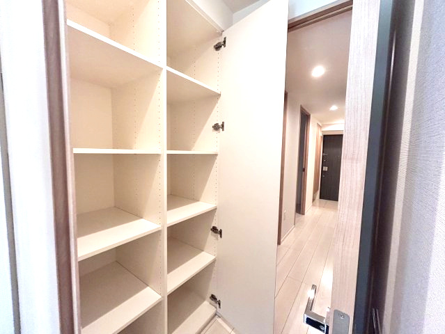 アンビシャス上尾の収納|廊下のリビング側に大容量の物入が設置されています。奥行きがあるのがポイントです！