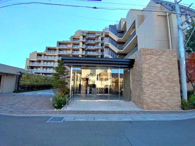 アンビシャス上尾|解放感とゆとりのある造りです。
段差をなくしたアプローチで歩行も容易に。
敷地内には防犯カメラが１４台、エレベーター２基、ペットの足洗い場も用意しております。