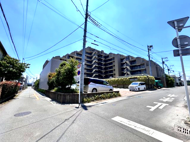 アンビシャス上尾の周辺|L字配棟で三面道路に面しております。
光と風に包まれた安らぎの場所です。