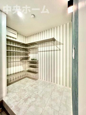 【玄関】 | カーサ・ベルデ一之江 | 【玄関】玄関には大型のシューズインクローゼットを設置しておりますのでいつでもスッキリりとした空間を保てます。玄関周りを清潔に使うのはとても大事なことですよね。
