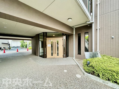 【エントランス】 | カーサ・ベルデ一之江 | 【エントランス】マンションのエントランスは、その物件の印象を決める、顔とも言える場所です。毎日通る場所ですからきれいなのが一番です。