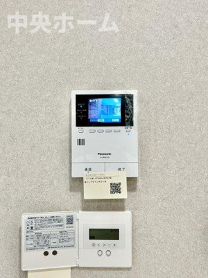 【セキュリティ】 | カーサ・ベルデ一之江 | 【モニターホン】誰が来たかすぐにわかるカラーモニター付きインターホン。通話ボタンを押すまでは室内の音は漏れていませんので相手を確かめてから応対できます。