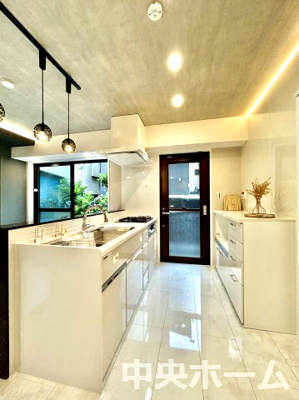 【キッチン】 | カーサ・ベルデ一之江 | ワイドで収納豊富なシステムキッチン