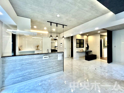 【キッチン】 | カーサ・ベルデ一之江 | 視界に広がりを生むオープンなキッチン。料理や片付けをしながら、家族との会話を楽しんだり、リビングで遊ぶ子どもを見守れます。ご見学時には家具の配置などもイメージしながらぜひご覧になって見て下さい。