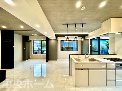 【居間・リビング】 | カーサ・ベルデ一之江 | 【リビングダイニング】一日の中で多くの時間を過すことになるリビングダイニングだからこそ、いつも穏やかな空間であることが必然。爽やかな通風と採光を存分に感じる事が出来る空間です。