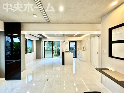 【ダイニング】 | カーサ・ベルデ一之江 | 【ダイニング】忙しい朝でも、しっかり家族が揃って食事をして頂けるゆとりある大きさのダイニングスペース。奥様が作る手料理をカウンター越しに受けとって頂き、テーブルで囲む素敵な時間を存分に愉しんで下さい。