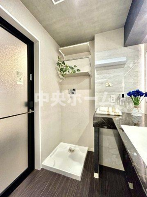 【ランドリースペース】 | カーサ・ベルデ一之江 | 【ランドリースペース】担当者がスケールを持ち歩いておりますので、ご見学時には現在お使いの洗濯機などがきちんと収まるかなどもチェックして下さい。見学前に測っておくと非常に便利だと思います。