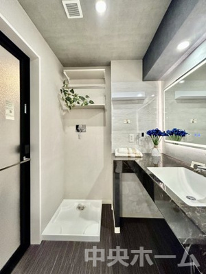 【脱衣所】 | カーサ・ベルデ一之江 | 【洗面所】明るい洗面所は朝をすっきりさせてくれる空間です。バタバタしている忙しい朝でも収納が多い洗面台では短い時間で効率良く支度ができます。