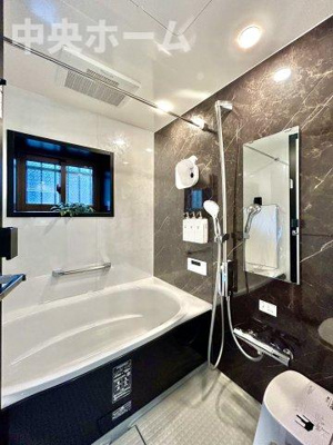 【浴室】 | カーサ・ベルデ一之江 | 【バスルーム】暖房換気乾燥機付きシステムバスルーム。暖房・冷風・換気・乾燥など、毎日を快適に過ごせるうれしい機能が揃っています。雨の日の洗濯物も安心です。