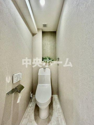 【トイレ】 | カーサ・ベルデ一之江 | 【トイレ】 温水洗浄便座機能付きトイレ。温水洗浄便座は清潔にお使いいただくための大切なアイテムです。