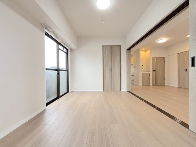 アンピール箱崎東の洋室