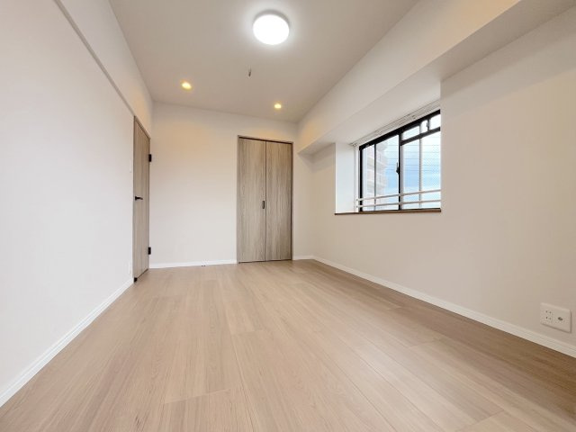 アンピール箱崎東の洋室