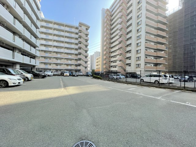 アンピール箱崎東の駐車場