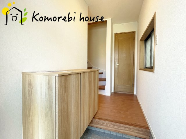 さいたま市見沼区春岡　中古一戸建ての玄関|明るい玄関です