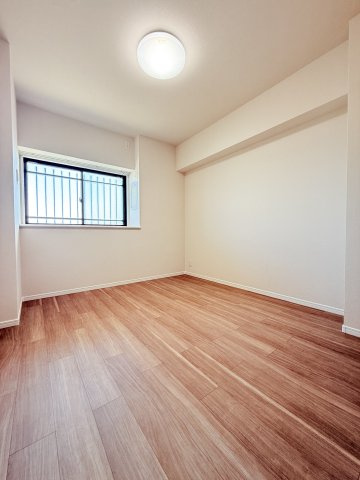 【洋室】 | グレイス茅ヶ崎ソレアード | 約6.0帖の洋室です。
明るい光が窓から差し込むので、
子供部屋などにピッタリです。