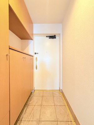 【玄関】 | グレイス茅ヶ崎ソレアード | 玄関部分です。間接照明がついており、
優しく穏やかな光で温かさや落ち着きがあります。
シューズボックスも大きく、靴の収納には困りません。