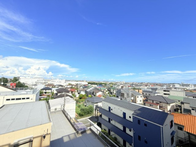 【展望】 | グレイス茅ヶ崎ソレアード | 開放感のある景色が広がります。
天気の良い日には江ノ島が見えることも！（天候・季節による）