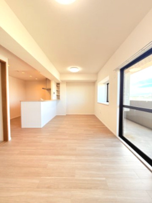 【居間・リビング】 | グレイス茅ヶ崎ソレアード | 約11.8帖のリビングは風通し良し、景色良し！
2025年3月新規リノベーション！