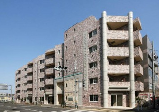 【外観】 | 鉄筋コンクリート造のがっちりとした建物。