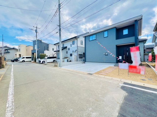 前橋市下新田町の前面道路含む現地写真|間口も広く、駐車が苦手な方にもおススメです♪