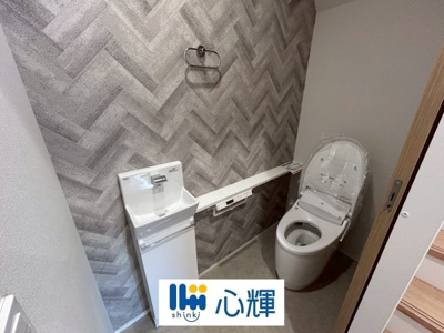 【トイレ】 | オーヴィジョンホーム西小串（１号地） | 洗浄付き、暖房付き便座が魅力的。毎日使用する場所だから、清潔な空間であって頂けるよう配慮しました。