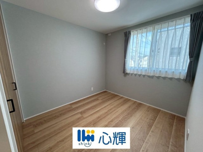 【洋室】 | オーヴィジョンホーム西小串（１号地） | 沢山の陽の光が入る明るい室内。収納たっぷりなのでお荷物の多いご家庭でもすっきりと収納出来ます。
