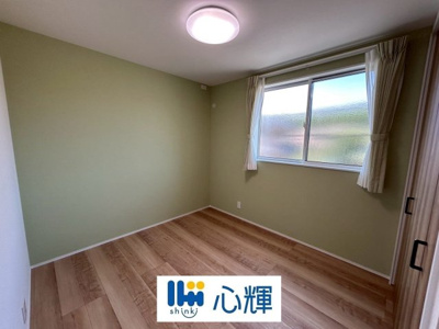 【洋室】 | オーヴィジョンホーム西小串（１号地） | 明るさを基調とした部屋は、光を反射するので部屋を明るく美しく見せる効果もあります。
