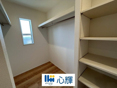 【収納】 | オーヴィジョンホーム西小串（１号地） | ウォークインクローゼットは、衣類やかばんなどをまとめて収納出来ます。
