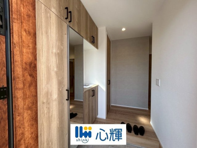 【玄関】 | オーヴィジョンホーム西小串（１号地） | たくさんある靴もすべて収納して頂け、玄関をスッキリ綺麗な空間にまとめます。




