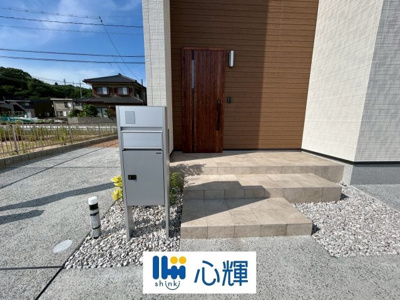 【玄関】 | オーヴィジョンホーム西小串（１号地） | 家の顔となる玄関。 ゲストを迎え入れても安心の空間です。
