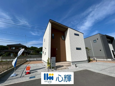 【外観】 | オーヴィジョンホーム西小串（１号地） | 明るい日差しが差し込む現地。車もゆったり駐めることができます。ぜひ現地をご覧ください。
