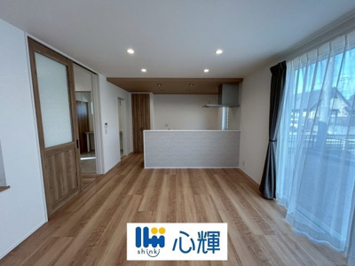 【居間・リビング】 | オーヴィジョンホーム西小串（１号地） | 家族の笑顔が集まる空間。居室のサッシはペアガラスを採用、高い断熱性による省エネと結露対策に有効です。