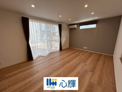 【居間・リビング】 | オーヴィジョンホーム西小串（１号地） | 家族が集う開放的な自由空間。季節ごとに壁飾りや家具の配置を変えて楽しんでみるのはいかがですか。