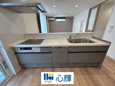 【キッチン】 | オーヴィジョンホーム西小串（１号地） | ご家族との会話を楽しみながら家事が出来る対面キッチン。バックスペースは充分な広さを確保しています。