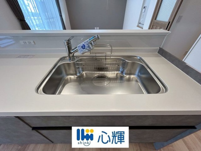 【キッチン】 | オーヴィジョンホーム西小串（１号地） | 浄水器付きです。水栓は先端が引き出せるのでシンクの隅々まで水が届きます。


