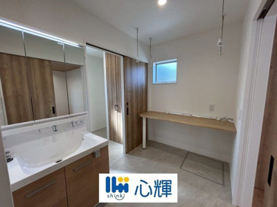 【独立洗面台】 | オーヴィジョンホーム西小串（１号地） | 大きくて見やすく清潔感ある洗面台。ランドリースペースも確保しています。