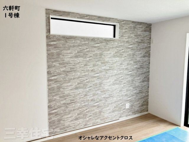 碧南市六軒町の居間・リビング|リビングのアクセントクロスがオシャレですね