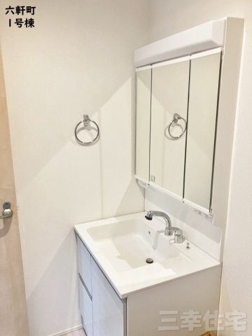 碧南市六軒町の洗面所|嬉しい３面鏡ついつい長居してしまいそう。もちろんシャワー水栓です♪
