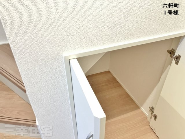 碧南市六軒町の収納|階段下も便利に活用！収納あります