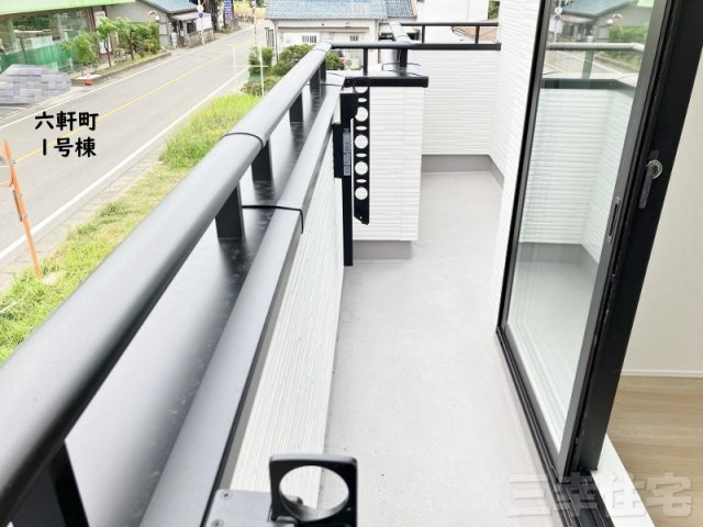 碧南市六軒町のバルコニー|2部屋にまたがるワイドバルコニーは南向き！