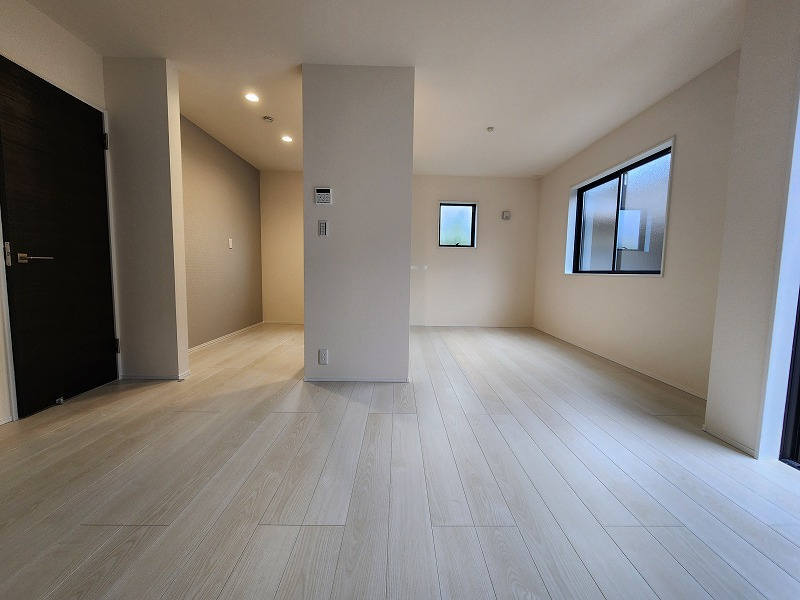 小牧市間々原新田　新築戸建の居間・リビング|ゆったりとしたリビングです