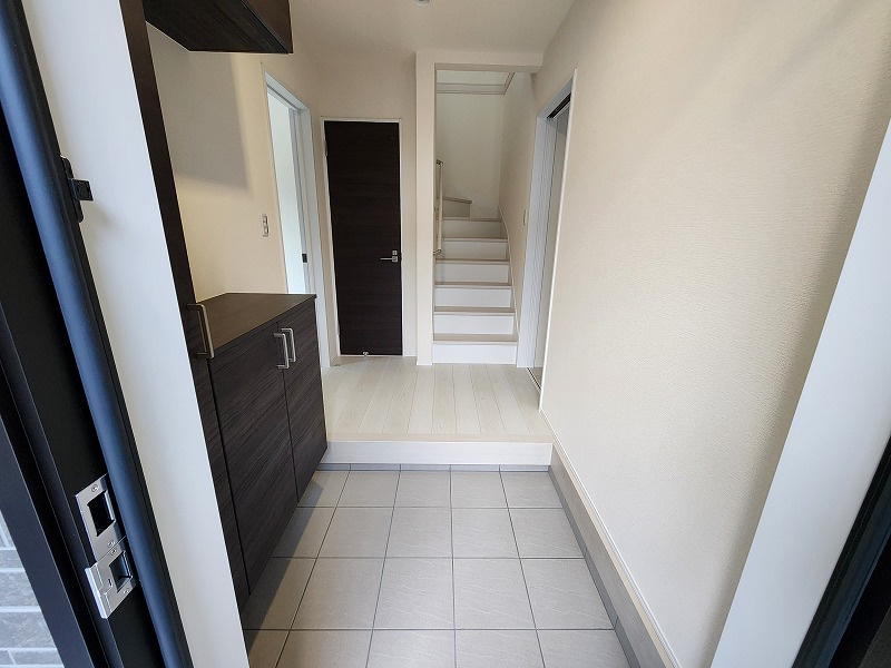 小牧市間々原新田　新築戸建の玄関|ゆったりとした玄関です