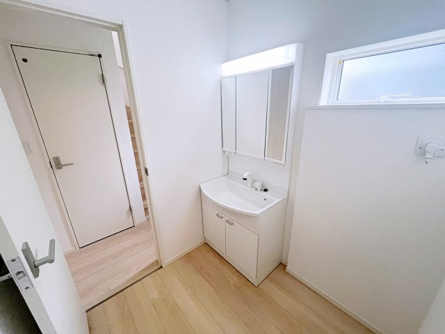新築戸建・建売　いわき市平下平窪第6　Cradle Garden　全6棟の独立洗面台|三面鏡タイプの独立洗面台で、身だしなみチェックも収納力も◎洗面まわりもすっきり清潔に保てます！