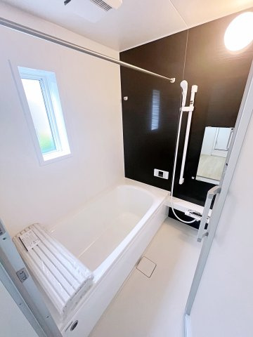 新築戸建・建売　いわき市平下平窪第6　Cradle Garden　全6棟の浴室|自然光が入る小窓付きのバスルーム♪物干し竿＆浴室乾燥で天気に左右されません♪