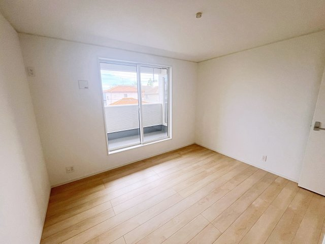 新築戸建・建売　いわき市平下平窪第6　Cradle Garden　全6棟の洋室|2面採光で明るい洋室です！ホワイト基調の爽やか空間からインナーバルコニーにも出られます♪