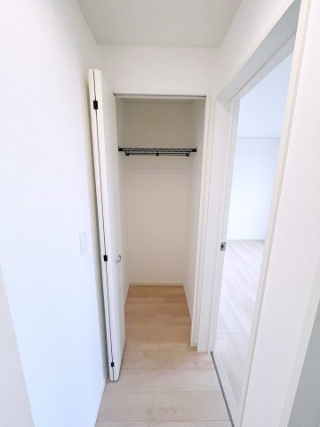 新築戸建・建売　いわき市平下平窪第6　Cradle Garden　全6棟の収納|家族共有の収納スペースとして便利なホール収納付き！散らかりがちな小物もすっきり♪