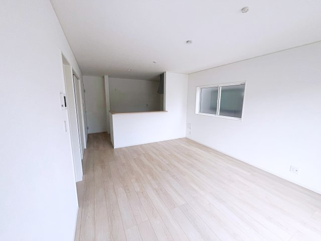 新築戸建・建売　いわき市平下平窪第6　Cradle Garden　全6棟の居間・リビング|白を基調とした内装は空間を広く見せナチュラルで洗練された印象を与えます♪