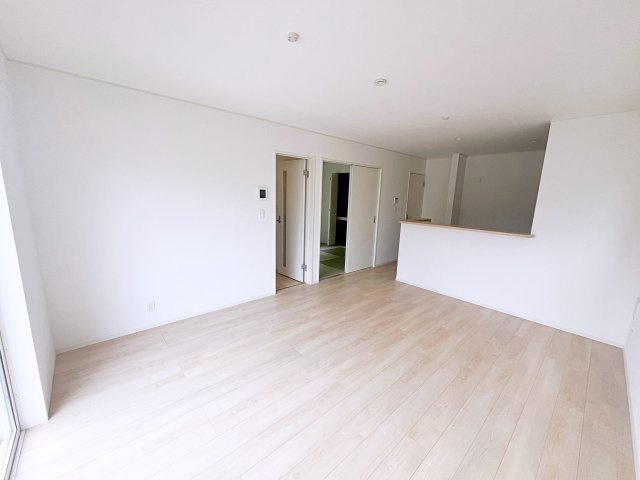 新築戸建・建売　いわき市平下平窪第6　Cradle Garden　全6棟の居間・リビング|ホワイトを基調にした明るい清楚感のあるLDK！2面採光で日中は照明いらずの心地よさです！