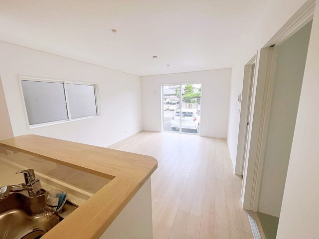 新築戸建・建売　いわき市平下平窪第6　Cradle Garden　全6棟の居間・リビング|爽やかな白を基調としたLDKは2方向から自然光が差し込み、一日中快適に過ごせます♪